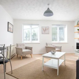 Apartment Lloyd Close - Close To Town Centre & Gchq 
